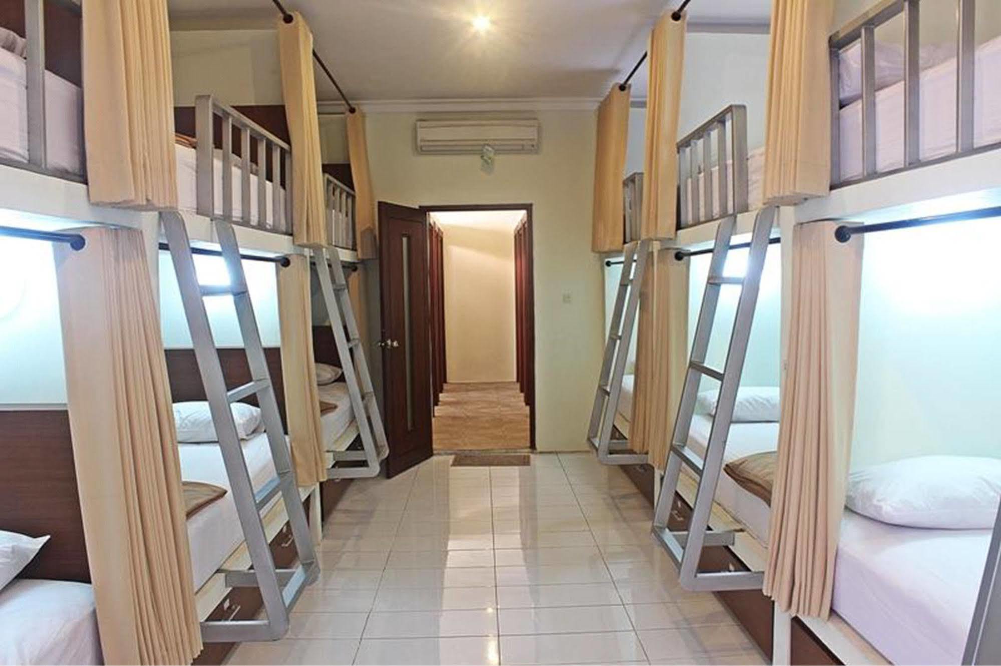 Mirah Hostel Legian  Ngoại thất bức ảnh