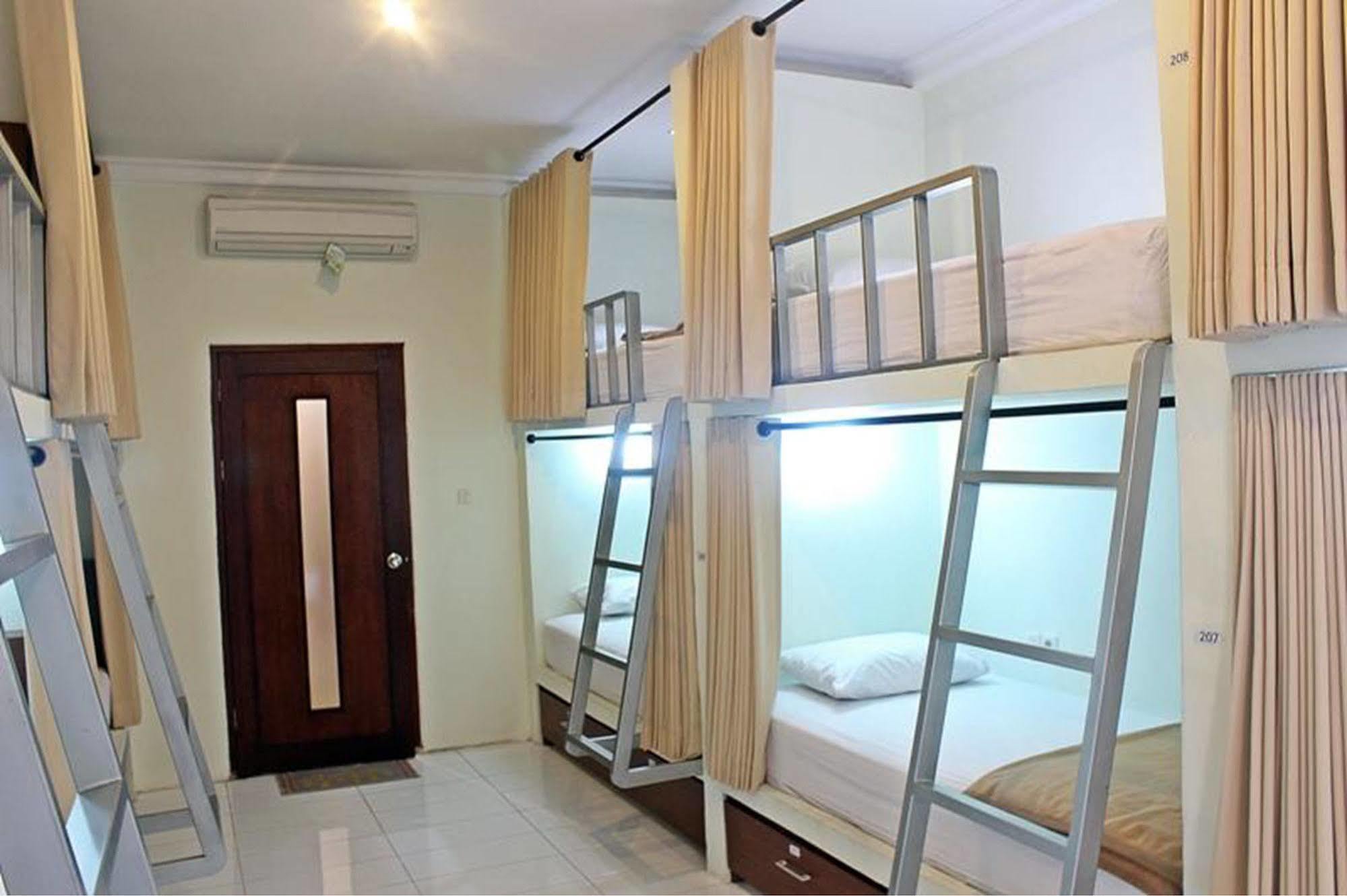 Mirah Hostel Legian  Ngoại thất bức ảnh